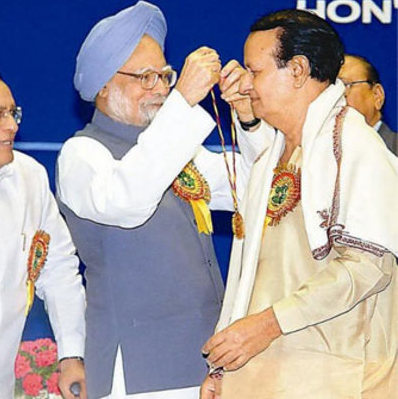 Prime Minister felicitates / presents  Gold Medal to Seshendra Sharma in Sahitya Akademi Gloden Jubilee Celebrations  2005
                 ------------
Seshendra was Fellow of this Akademi during his life time , highest honor in Indian Literature " Reserved for Immortals of Literature " 