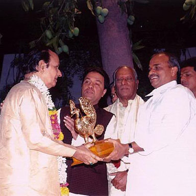 Dr. Y.S.Rajasekhara Reddy , Chief Minister of A.P present Hansa Literary Award to Seshendra on the eve of  " Ugadi " Telugu New Year's Day : 2004 