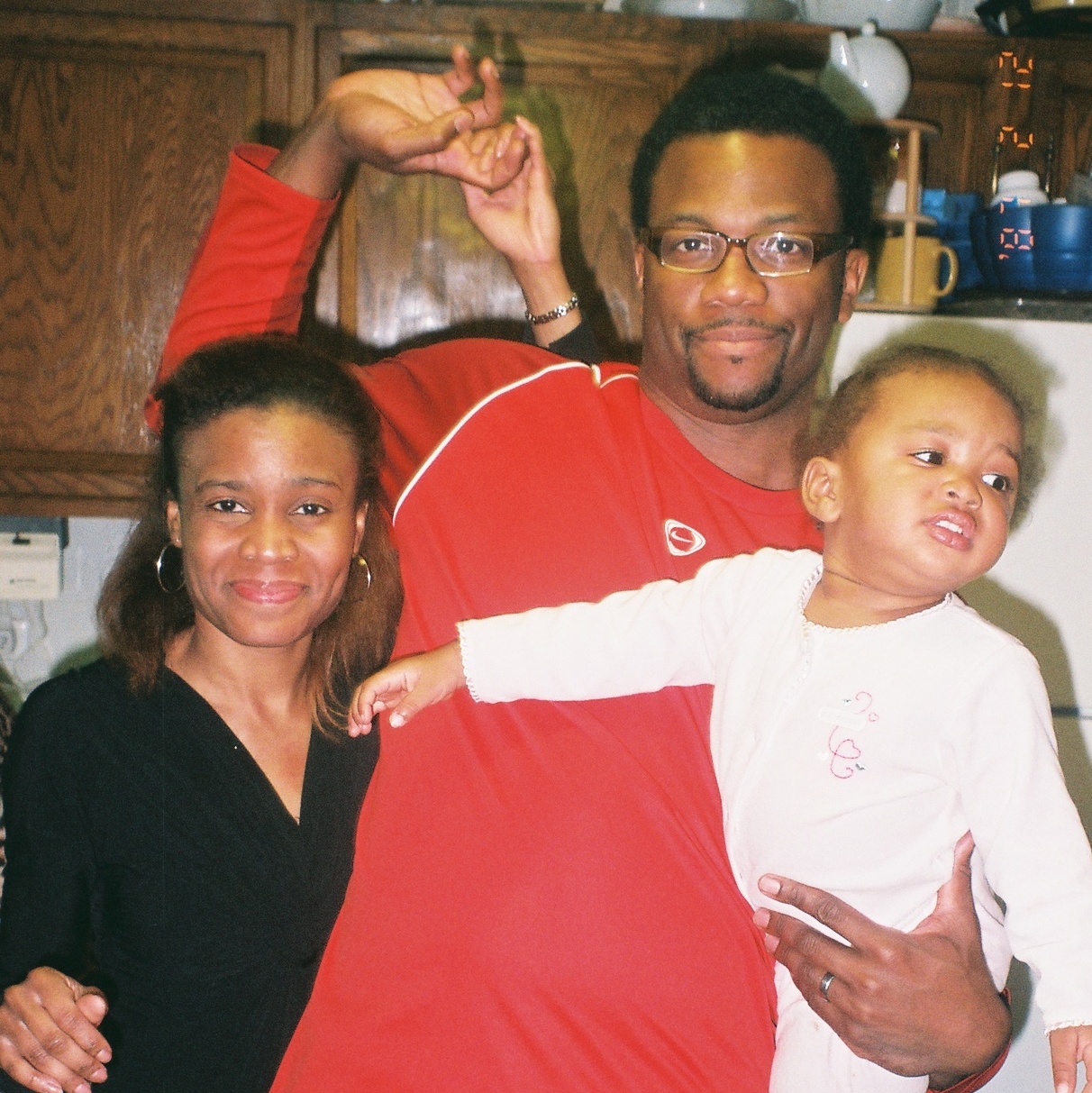 Kelli, her cousin David and David's daughter Marin as a baby during Christmas. 