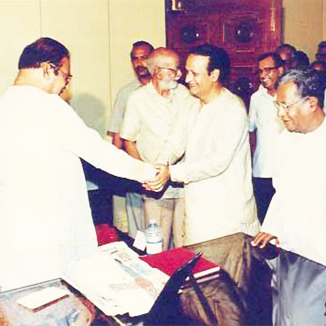 Seshendra meets N.T.R ,  Chief Minister and film star , demanding lifting of ban on Naxalites : 1996