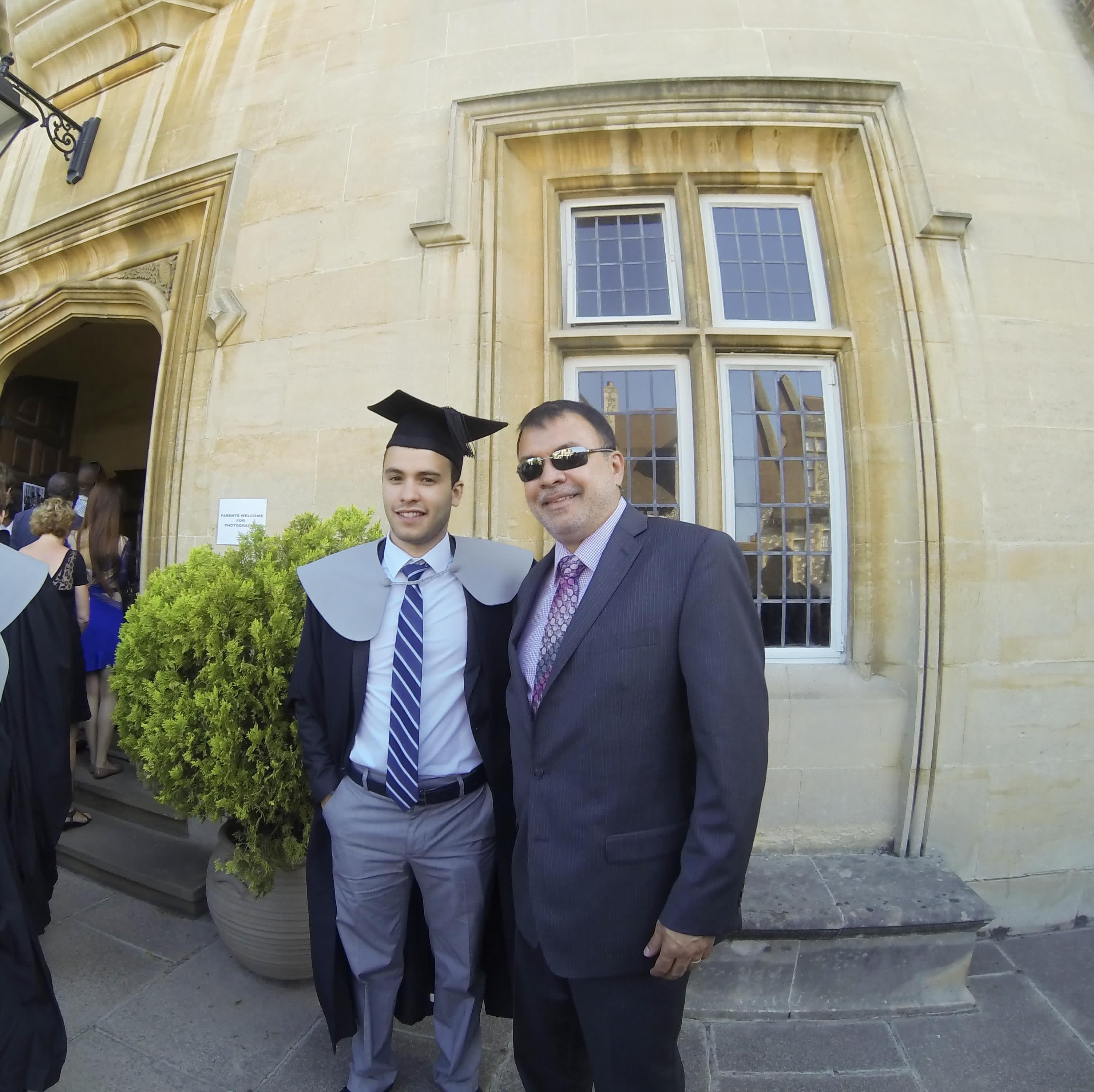ENG: Matheus' bachelors graduation from University of Kent, 2013. POR: Formatura do Matheus na University of Kent, em 2013.
