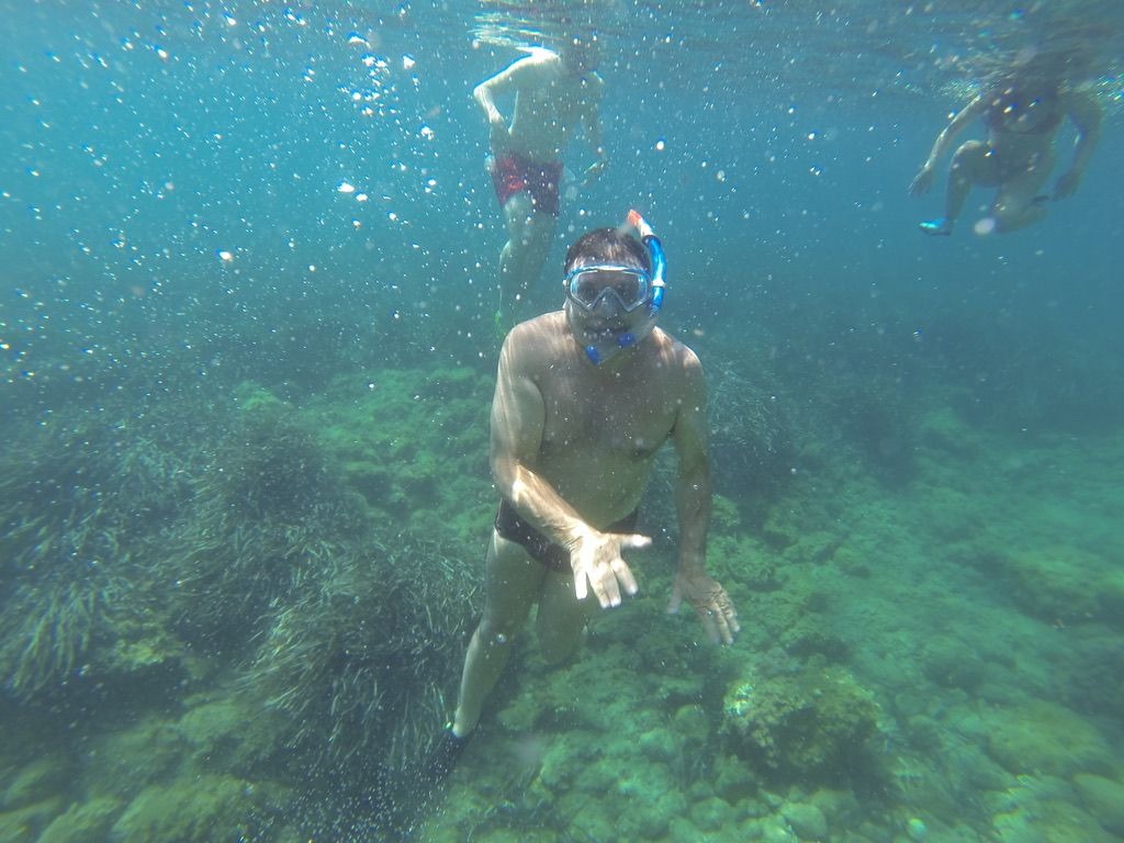 ENG: Mozart, Roberta and Matheus snorkling in Costa Brava, Spain. POR: Mozart, Roberta e Matheus fazendo snorkel na Costa Brava, Espanha.