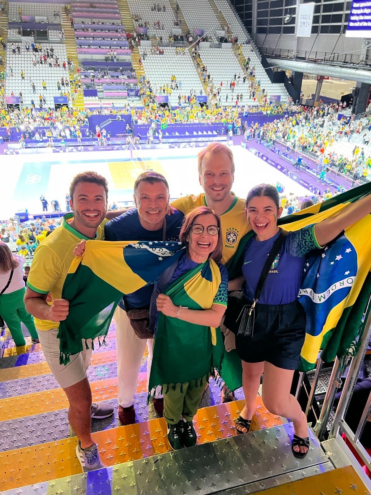 ENG: He loved watching sports and cheering for Brazil in any type of competition: football, formula 1, tennis, volleyball... He was very proud of being Brazilian. Here we are at the 2024 Olympics in Paris, watching the Brazil women's volleyball team play Poland. POR: Ele adorava assistir esportes e torcer pelo Brasil em qualquer tipo de competição: futebol, fórmula 1, tênis, vôlei... Tinha muito orgulho de ser brasileiro. Aqui estamos nas Olimpíadas de 2024 em Paris, assistindo ao jogo da seleção brasileira feminina de vôlei contra a Polônia.