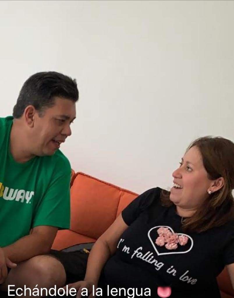 Los hermanos chismoseando