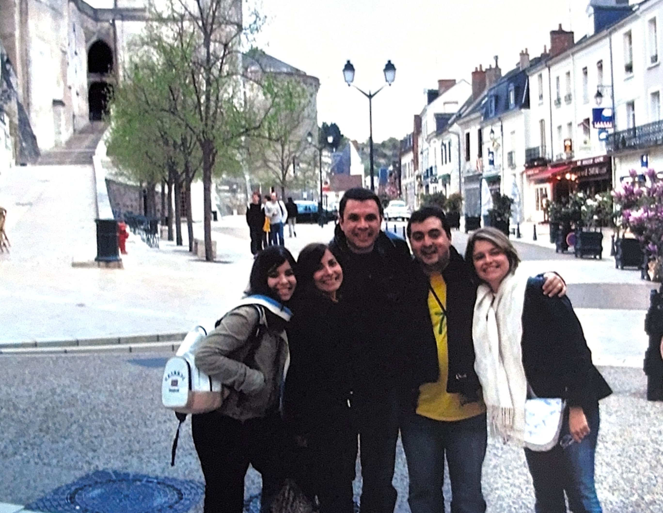 ENG: Summer holidays in 2006, when Mozart's nephew André and his wife Ilce, came to visit. We did a road trip arund La Valée de la Loire, where there are many French Chateaux to visit. This photo was of Amboise. André was very close to Mozart and came to visit the family everywhere we moved over the years: Canada, France, Spain... POR: Férias de verão em 2006, quando o sobrinho do Mozart, André, e sua esposa Ilce vieram nos visitar. Fizemos uma viagem de carro pela Valée de la Loire, onde há muitos castelos franceses para conhecer. Esta foto foi tirada em Amboise. André era muito próximo do Mozart e sempre vinha visitar a família onde quer que a gente morasse ao longo dos anos: Canadá, França, Espanha...