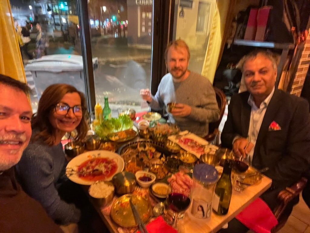 ENG: Mozart, Rosy, Ville and Prashant have dinner & drinks in Paris! POR: Mozart, Rosy, Ville e Prashant jantam e tomam drinks em Paris!