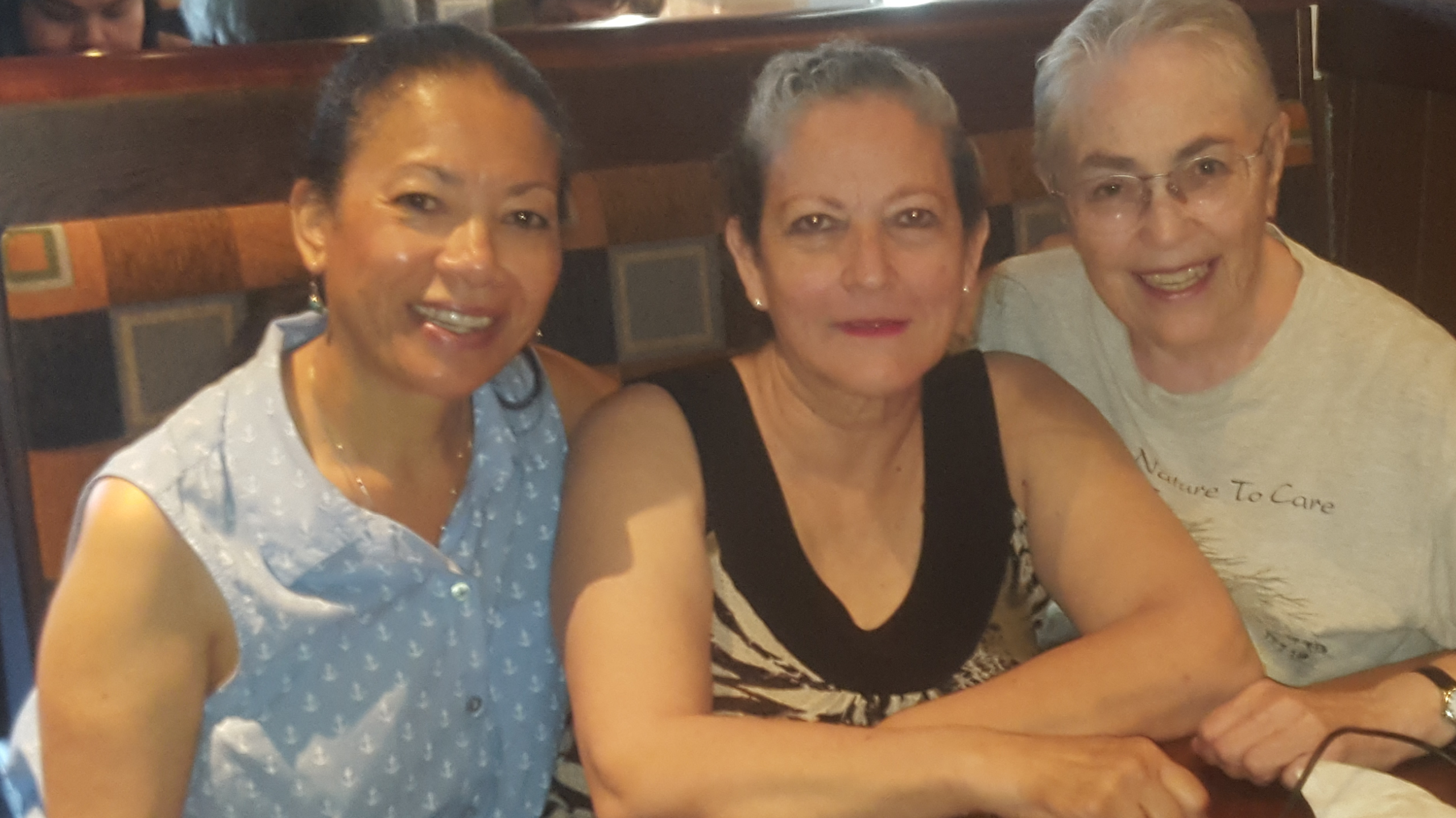 Phyllis, Margaret, and I were having a good time.
I met Phyllis when I was doing my student teaching in 1983. Since then, we have remained very close. I met Margaret in 2017, and we have remained very close.
I had the opportunity to say goodbye to Phyllis with Linda's help. We did a video chat in Spanish two days before her departure.
