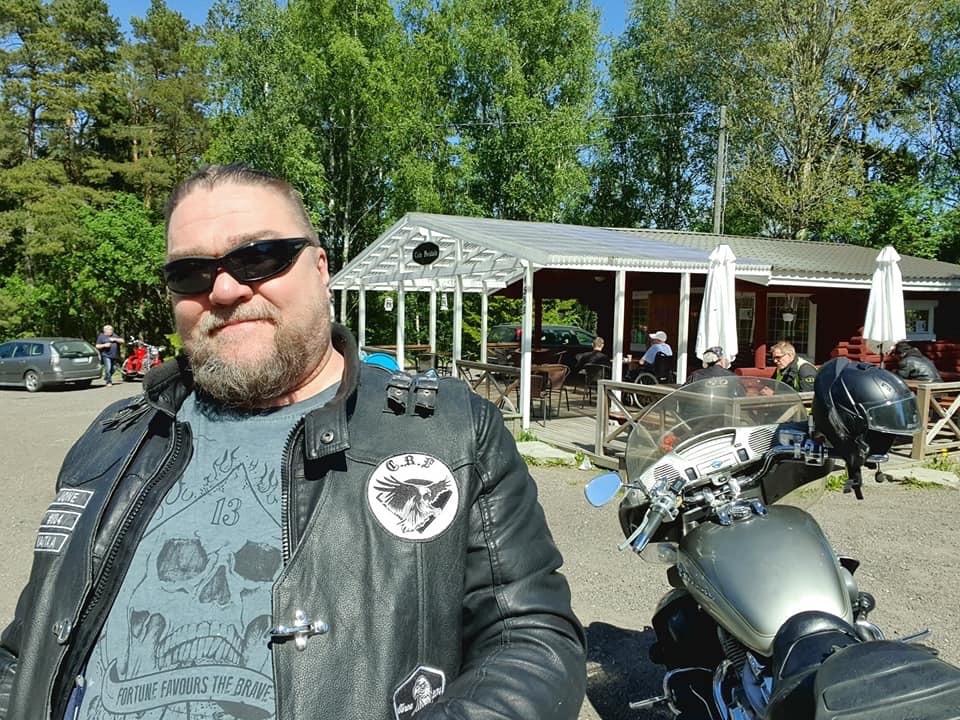 Moottoripyöräily oli tärkeä harrastus.
Biking was important hobby.