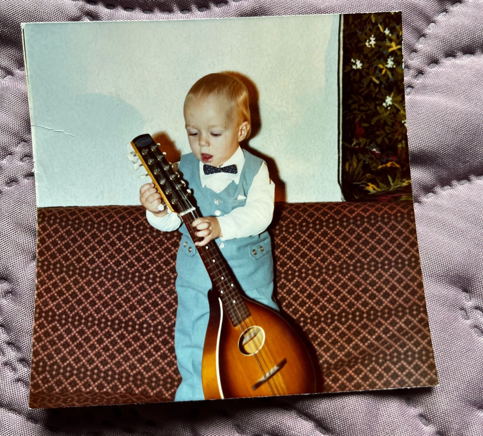 Musiikki oli lähellä sydäntä pienestä pitäen. Jounin äidin kertoman mukaan ainoa tapa saada Jouni kuvaan pienenä oli antaa hänelle mandoliini.