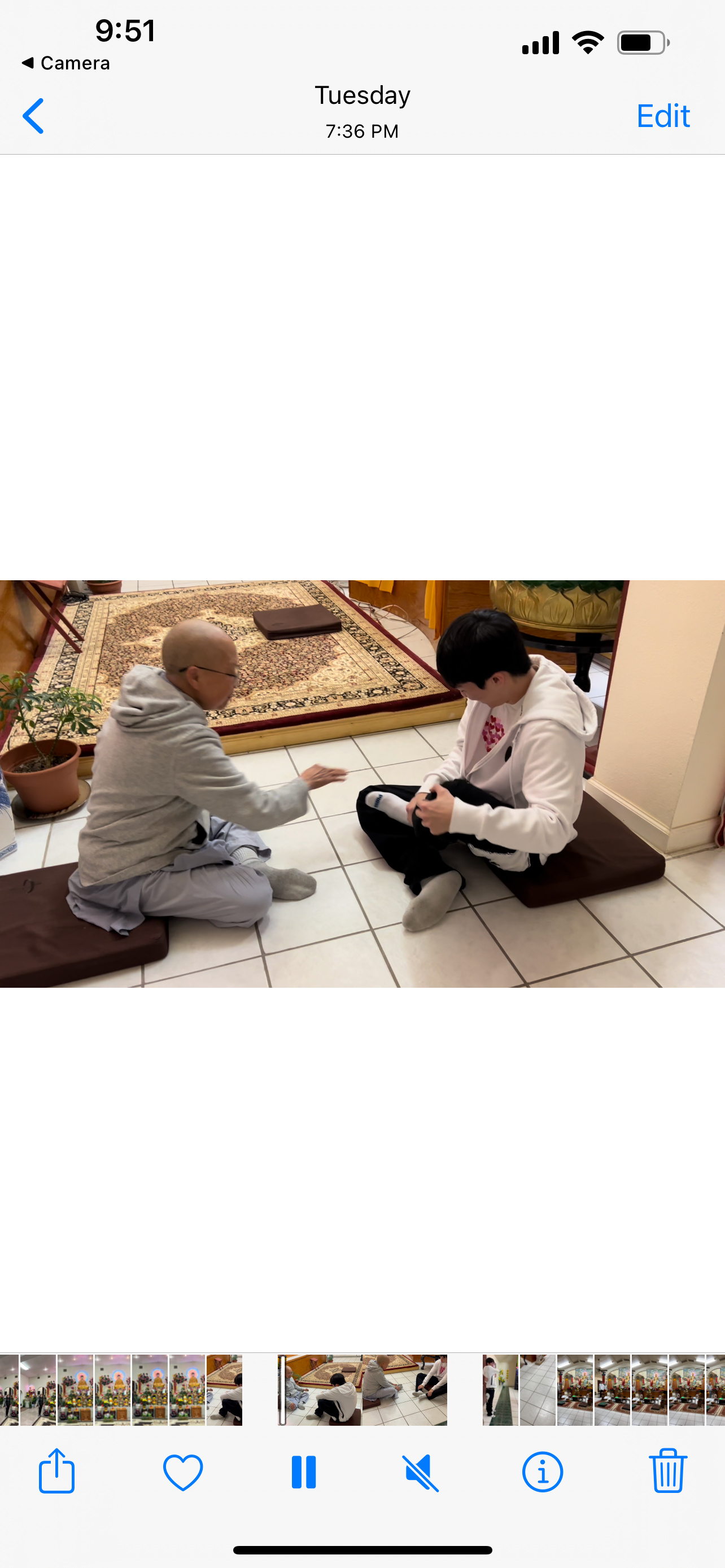 Sư Cô ân cần hướng dẫn con trai con cách ngồi Kiết Già 🙏🙏🙏