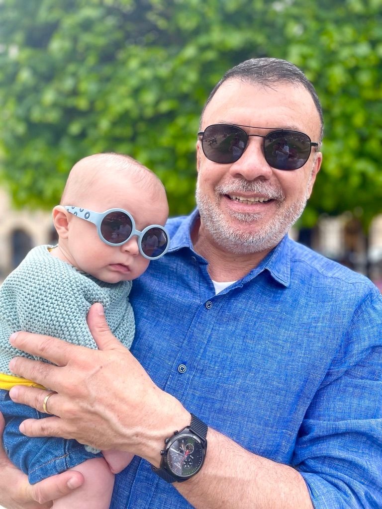 ENG: "Me and my best buddy!" - Mozart. Enzo was obsessed with his grandpa. POR: "Eu e meu melhor amigo!" – Mozart. Enzo era completamente apaixonado pelo vovô.