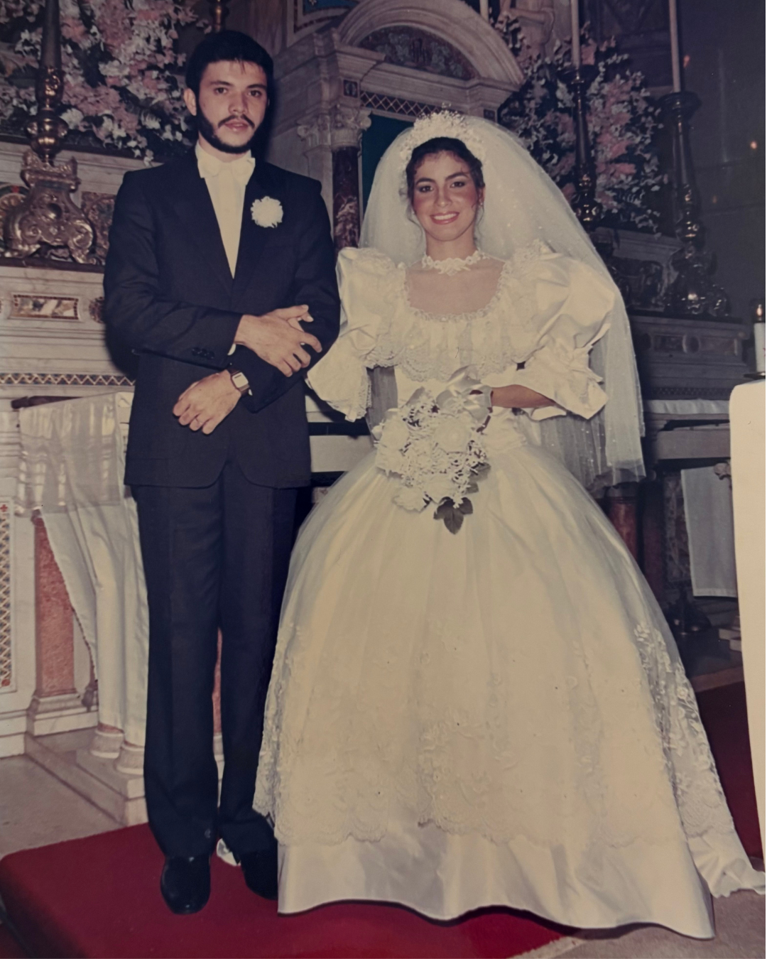 ENG: Mozart and Rosy on their wedding day. They had the true 80s style. POR: Mozart e Rosy no dia do casamento. Eles tinham o verdadeiro estilo dos anos 80.