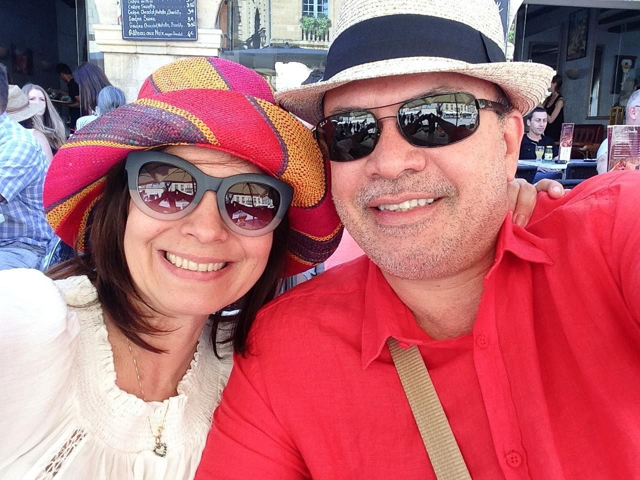 ENG: Mozart and Rosy showing their love for hats, as usual. Mozart must have had over 20 fedoras over the years! POR: Mozart e Rosy mostrando seu amor por chapéus, como de costume. Mozart deve ter tido mais de 20 fedores ao longo dos anos!
Sarlat-la-Canéda/France.