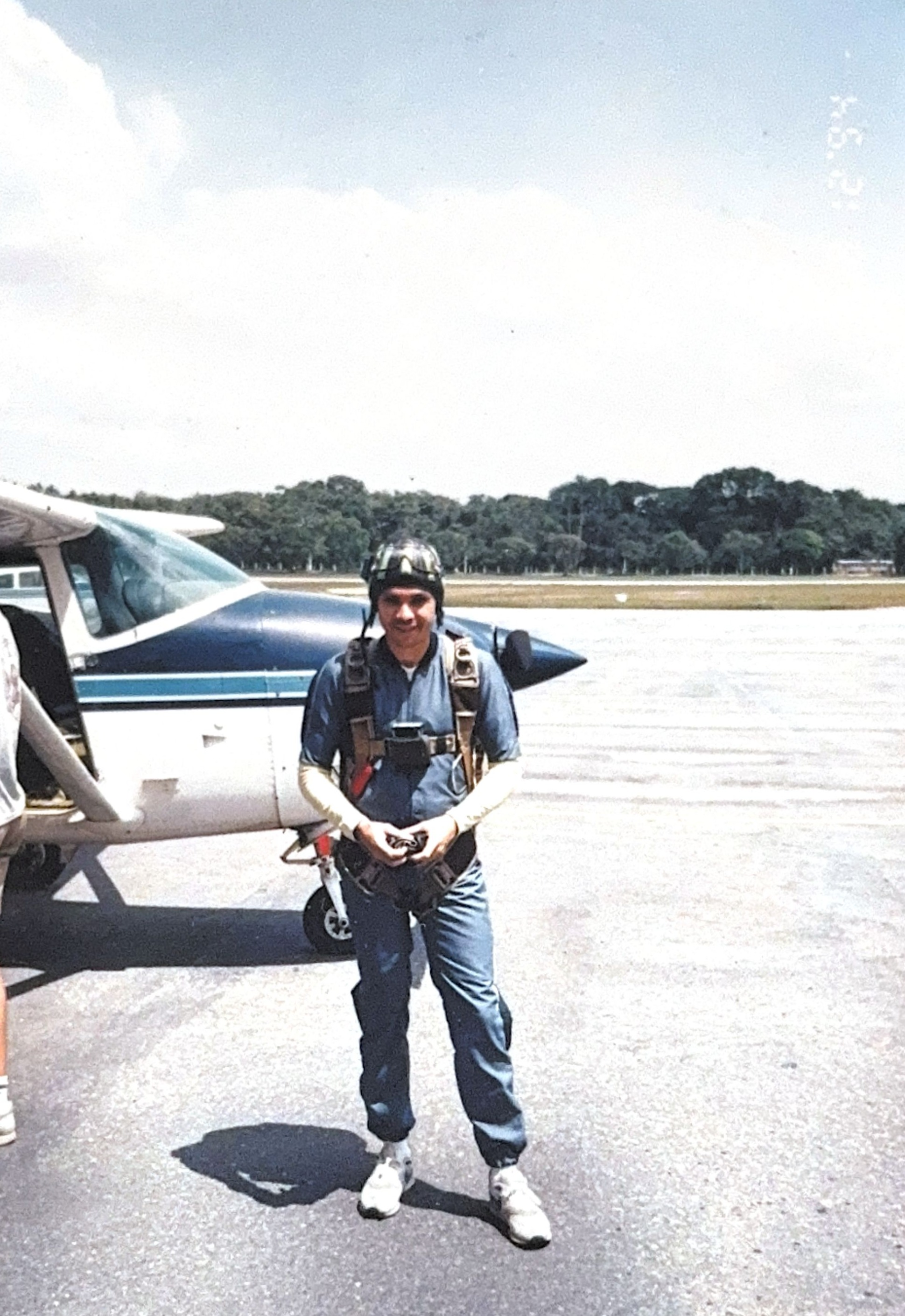 ENG: This shot dates to 1994, at the Belém skydiving aeroclub, where he has a recorded +300 jumps! POR: Essa foto é de 1994, no aeroclube de paraquedismo de Belém, onde ele tem mais de 300 saltos registrados!