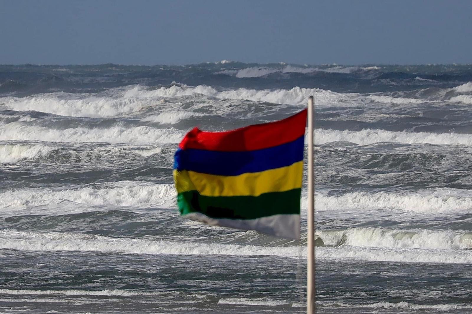 Terug naar Terschelling
Ik adem zee en zilte lucht.
Met mijn voeten in het zand.
Staar ik naar de wereld aan de overkant.
Hans Roos