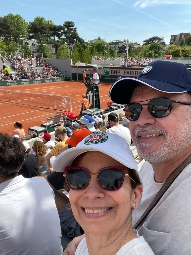 ENG: Rosy and Mozart attending Roland Garros, the French Open. POR: Rosy e Mozart assistindo ao Roland Garros, o aberto de tennis da França.