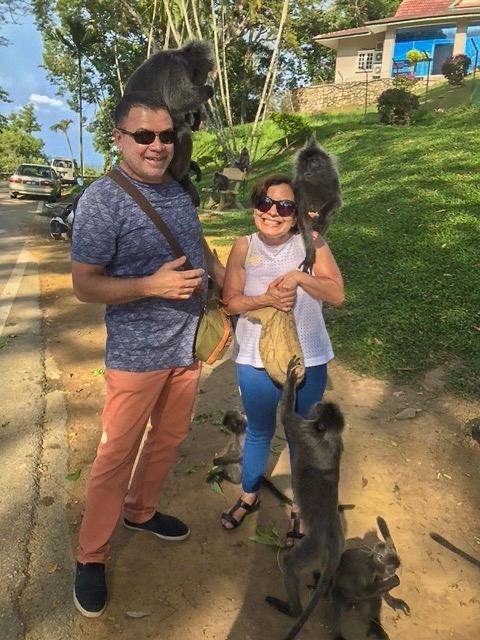 ENG: Mozart and Rosy feeding the monkeys in Kuala Lumpur, 2017. POR: Mozart e Rosy alimentando os macacos em Kuala Lumpur, 2017.