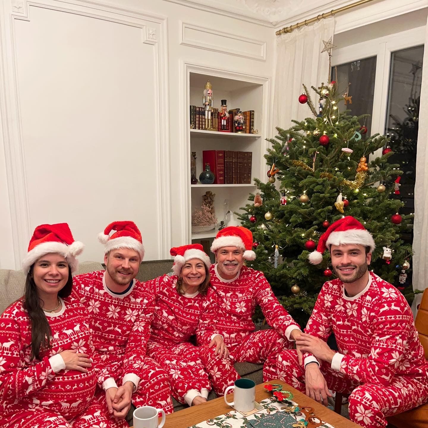 ENG: Our Christmas pyjamas tradition, 2023. Roberta is pregnant with Enzo. POR: Nossa tradição dos pijamas de Natal, 2023. Roberta está grávida do Enzo.