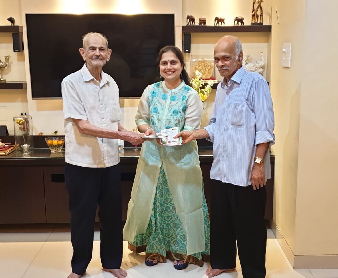 डॉ. मनिषा केतकर

आमचे दादा

म्हणजे माझे सासरे. परवा त्यांना देवज्ञा झाली. आमच्या केतकरांकडील ते सर्वात मोठे. त्यामुळे एक मोठा आधार गेल्यासारखे वाटले. म्हणतात ना ‘ नमस्कार फुकाचा आणि आशीर्वाद लाखाचा‘ यासाठी तरी जेष्ठ मंडळी घरात हवीतच. खरंच एक आधार, एक सोबत असते.

आमच्या पणजीआजी म्हणजे माझ्या आज्जेसासूबाई, त्यांची मला नेहमीच आठवण येते. त्यांनी माझ्यावर खरंच खूप प्रेम केलं. दुधापेक्षा साईवर जास्त माया असते तस सूनेपेक्षा नातसूनेवर जास्त माया असते का?

पणजी आज्जीनंतर कोणाशी मोकळेपणाने बोलता यायचे तर ते दादा ! मी कधी बसून त्यांच्याशी गप्पा मारल्याच आठवत नाही पण काहीही खटकल किंवा आवडलं नाही तर ते त्यांना सांगण्याएवढा मोकळेपणा जरूर होता. सासूबाईं गेल्यावर दादांनी त्यांच्या सुवाच्य अक्षरात दादांच्या पसंतीच्या खाद्यपदार्थांची सूची मला लिहून दिली होती. सर्वच गोड पदार्थ, विशेषतः आम्रखंड, श्रीखंड आणि चहा हे त्यांच्या खास आवडीचे तर सतत चालणे आणि तेही चढत्या उन्हात ही त्यांची खासियत.

माझ्या माहेरी एकत्र कुटुंब होतं. फक्त घरातल्या मुलामुलींची लग्नं असतील तरच भल्या मोठ्या दाराला भल मोठ कुलूप लागायचं. सासरीसुद्धा आधी पणजीआजी आणि नंतर दादा कायम घरात असल्यामुळे, आमचं घर नेहमी उघडच असायचं. कधी कुलूप लावायची किंवा उघडायची माझ्या एकटीवर वेळच आली नाही. 

आता सकाळी दूध तापवताना दादांचे कॉर्नफ्लेक्स भिजवायचे आहेत किंवा रात्रीचं दूध तापवताना दादांची पोळी भिजवायची आहे आणि अशा वेळोवेळी आठवणी येतात. कदाचित आपलं वय जसं वाढतं तसं आपण जास्त हळवे होतो का?
