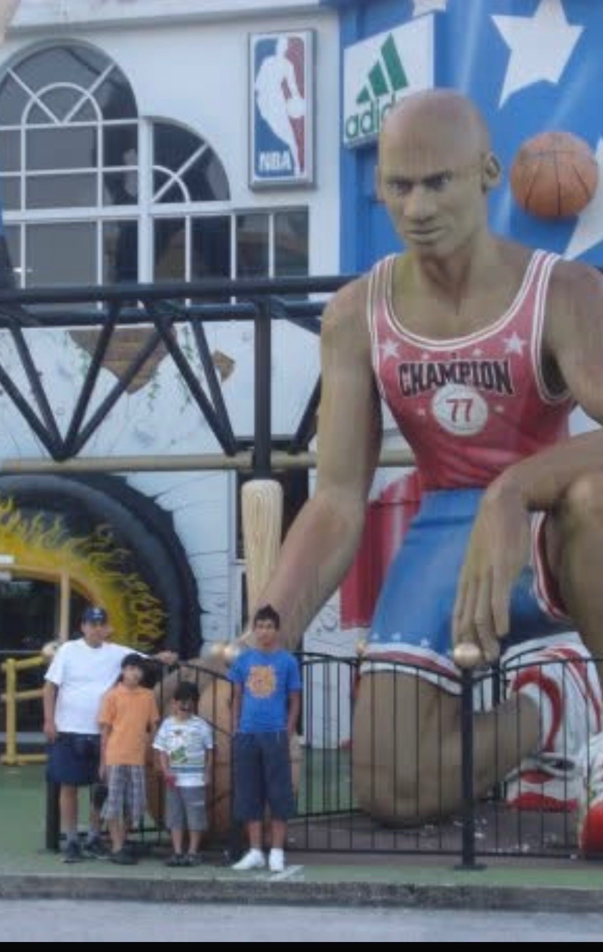 Aquí chiquititos con el gigante del Básquet………
Ale, David y Gustavo
Vacaciones de Orlando, no recuerdo el año 😂😂😂😂