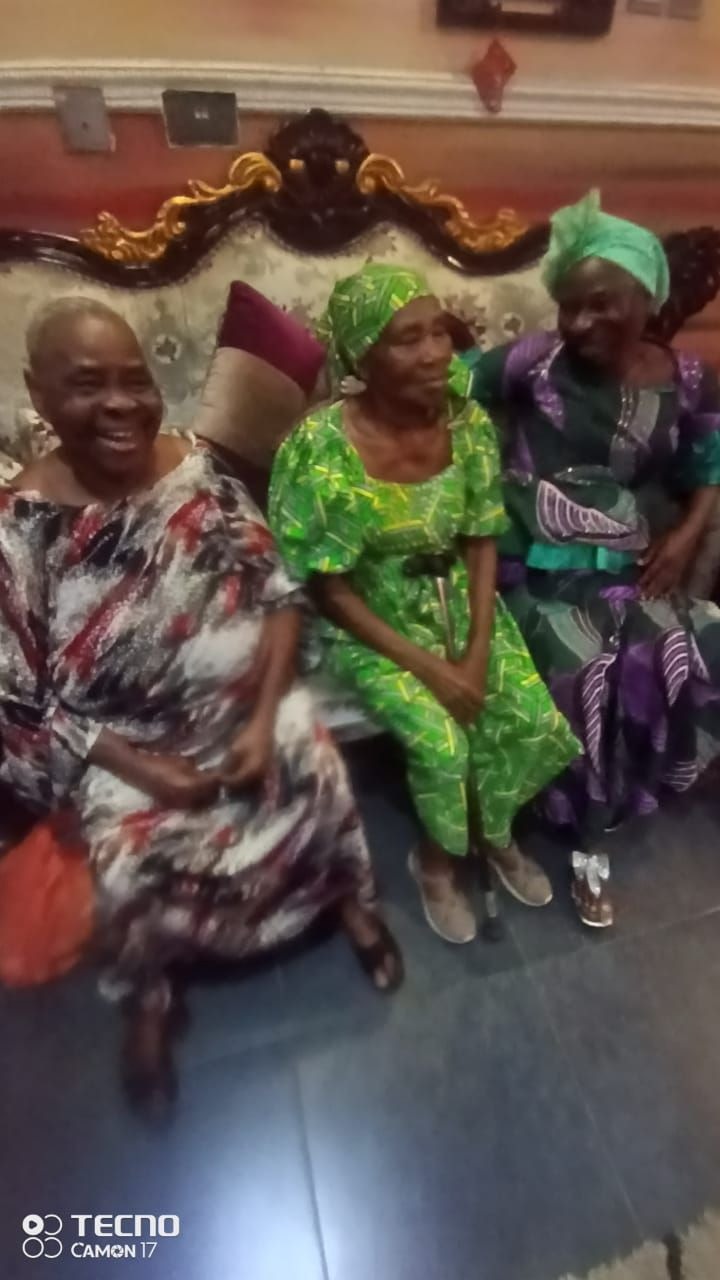 Mama with her siblings.