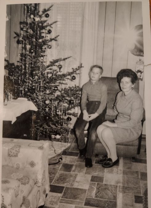 Mom (with her fancy hairdo) and me. I look totally bored...hahaha