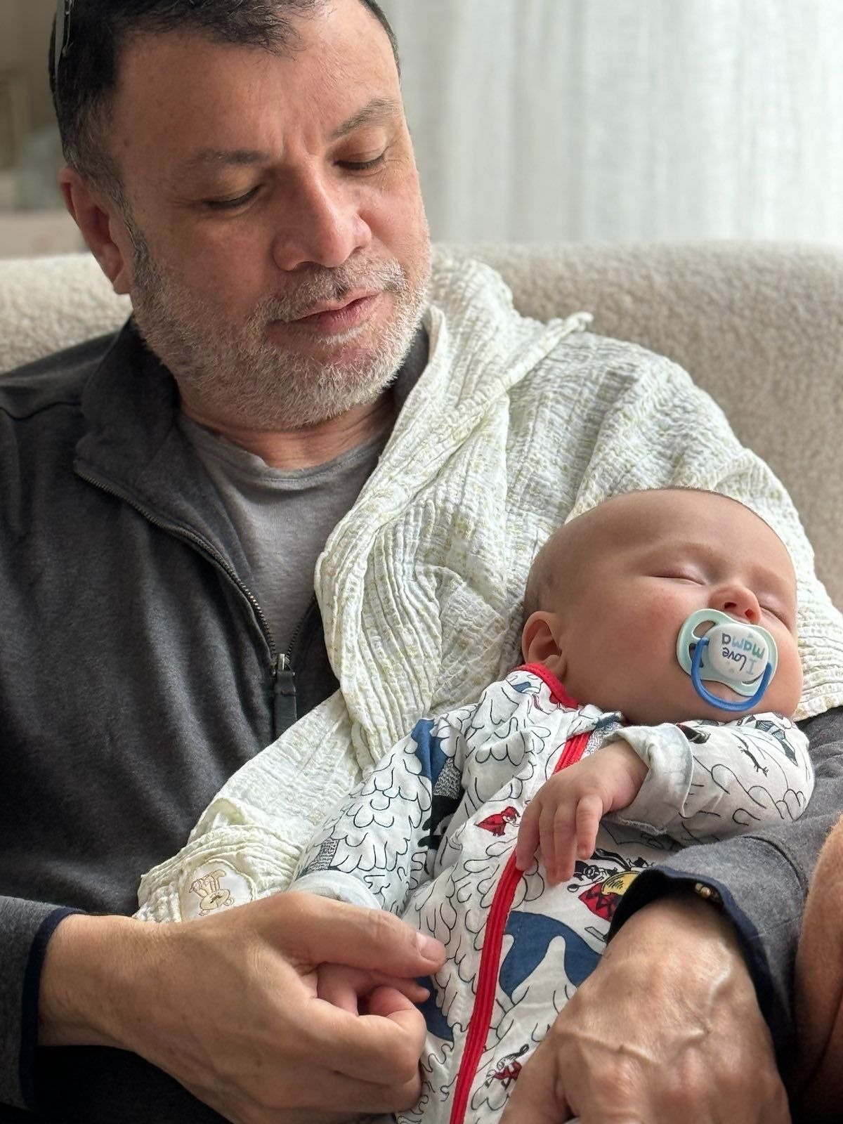 ENG: Pai singing bossa nova to his 1st grandson, Enzo. They had a very special connection, and Enzo would always crawl or reach out to hug him when he visited. POR: Pai cantando bossa nova para seu primeiro neto, Enzo. Eles tinham uma conexão muito especial, e o Enzo sempre engatinhava ou estendia os bracinhos para abraçá-lo quando ele vinha visitar.