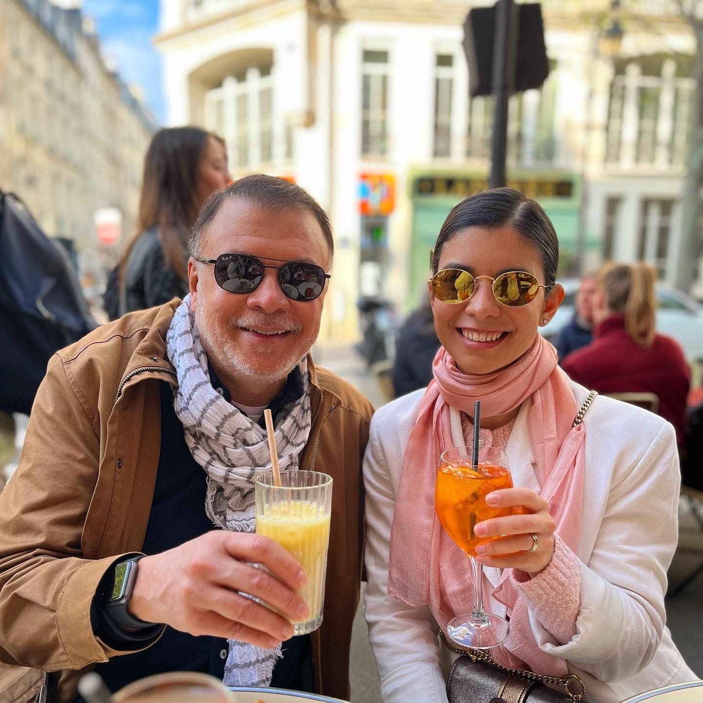 ENG: Always having the best time together. Sun, drinks, and the Paris streets. POR: Sempre nos divertindo ao máximo juntos. Sol, drinks e as ruas de Paris.