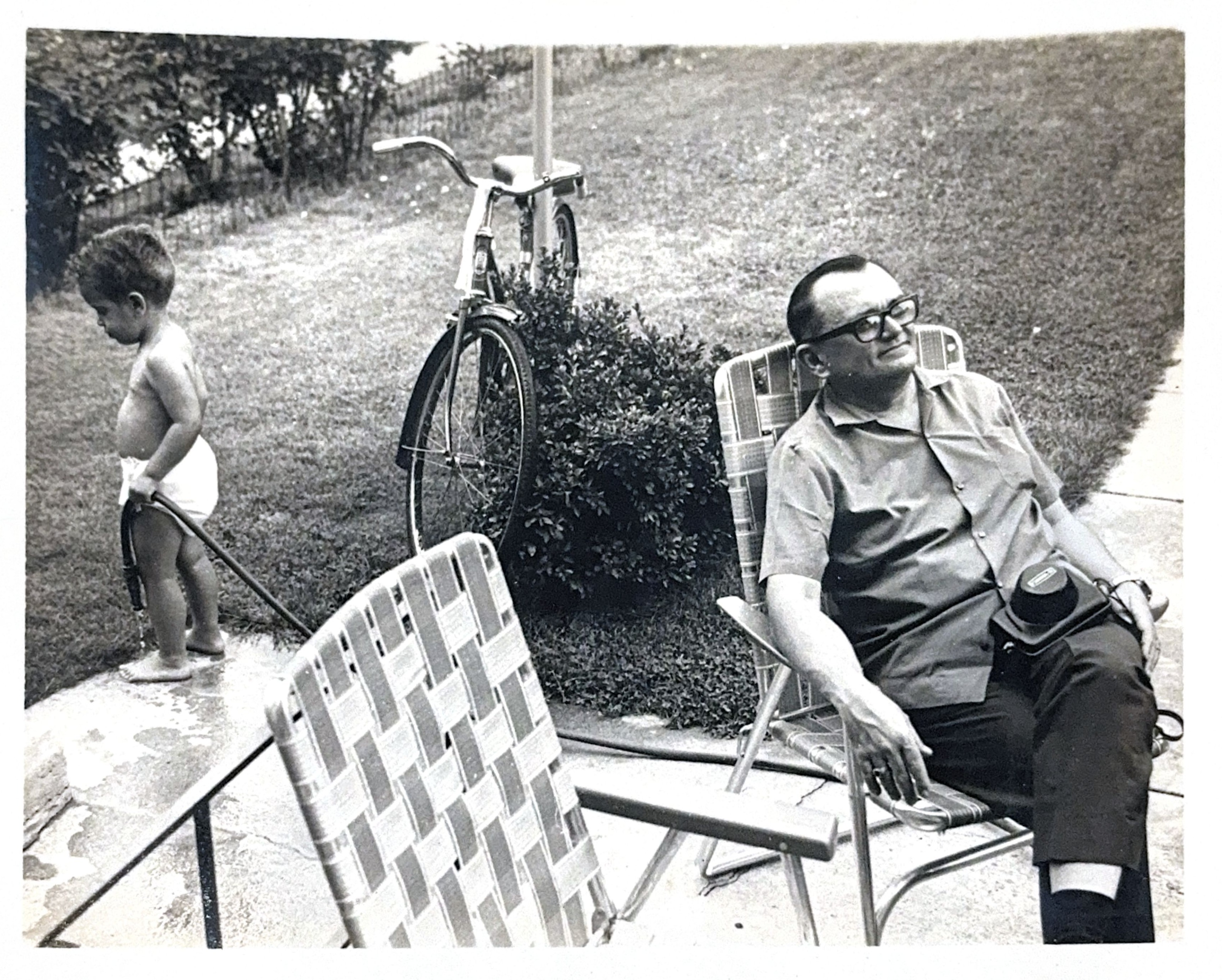 ENG: Little Mozart back in the 60s, getting up to no good in the back garden, while his dad relaxed... I wonder what happened next. POR: Mozart pequenininho nos anos 60, aprontando no quintal enquanto o pai descansava... Fico imaginando o que aconteceu depois.