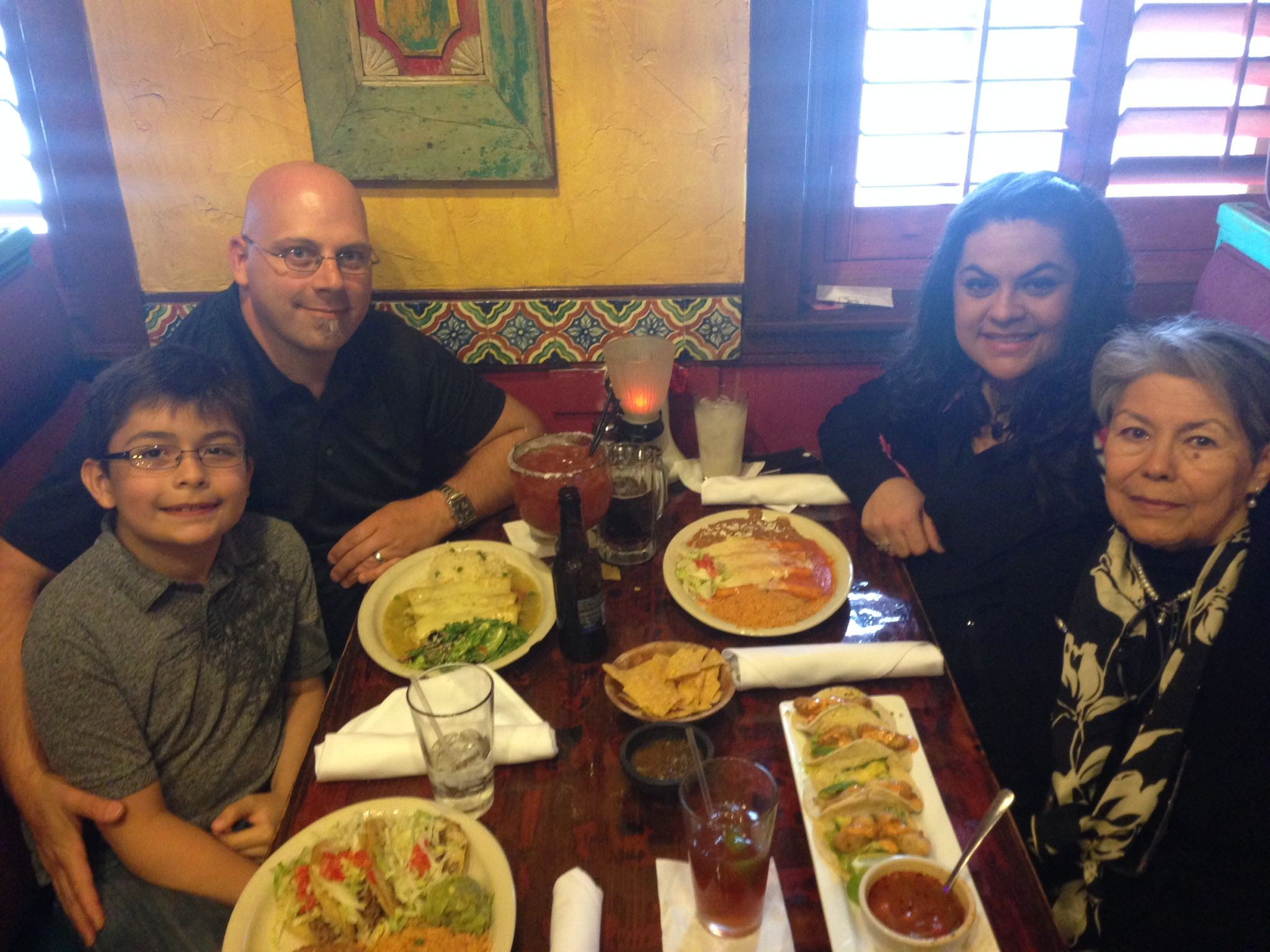 Gloria enjoying dinner with Mara, Aaron and Atreyu