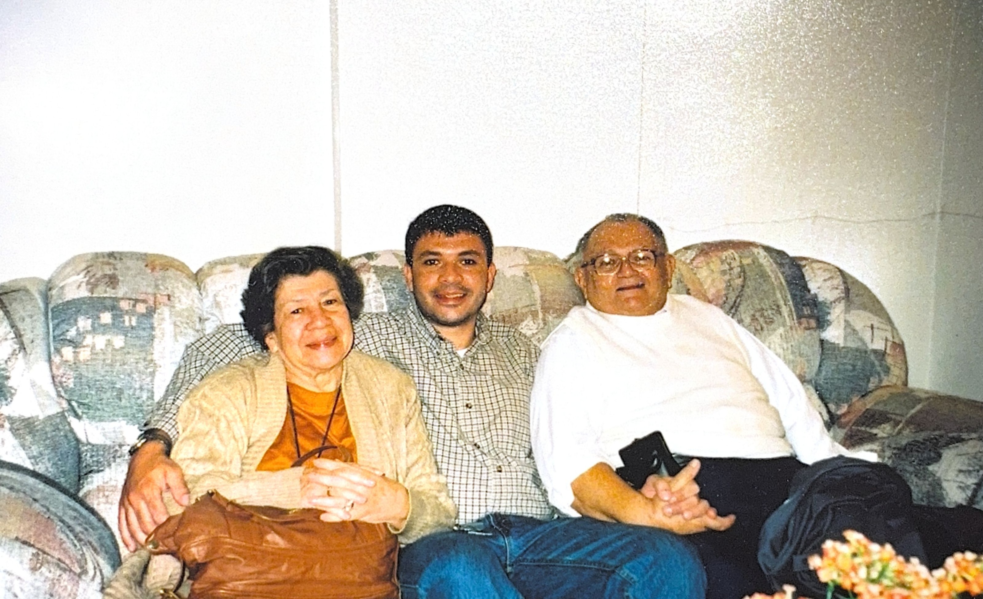 ENG: Mozart with his parents, Adriano and Sulica, during their visit to Toronto in 2000. Mozart was doing his PhD at Rotman Business School at the University of Toronto at the time. His parents were always very proud and supportive of his ambitions - even if his mother wanted him to return to Belém. POR: Mozart com seus pais, Adriano e Sulica, durante a visita deles a Toronto em 2000. Na época, Mozart estava fazendo doutorado na Rotman Business School da Universidade de Toronto. Seus pais sempre tiveram muito orgulho e apoiaram suas ambições — mesmo que sua mãe quisesse que ele voltasse para Belém.