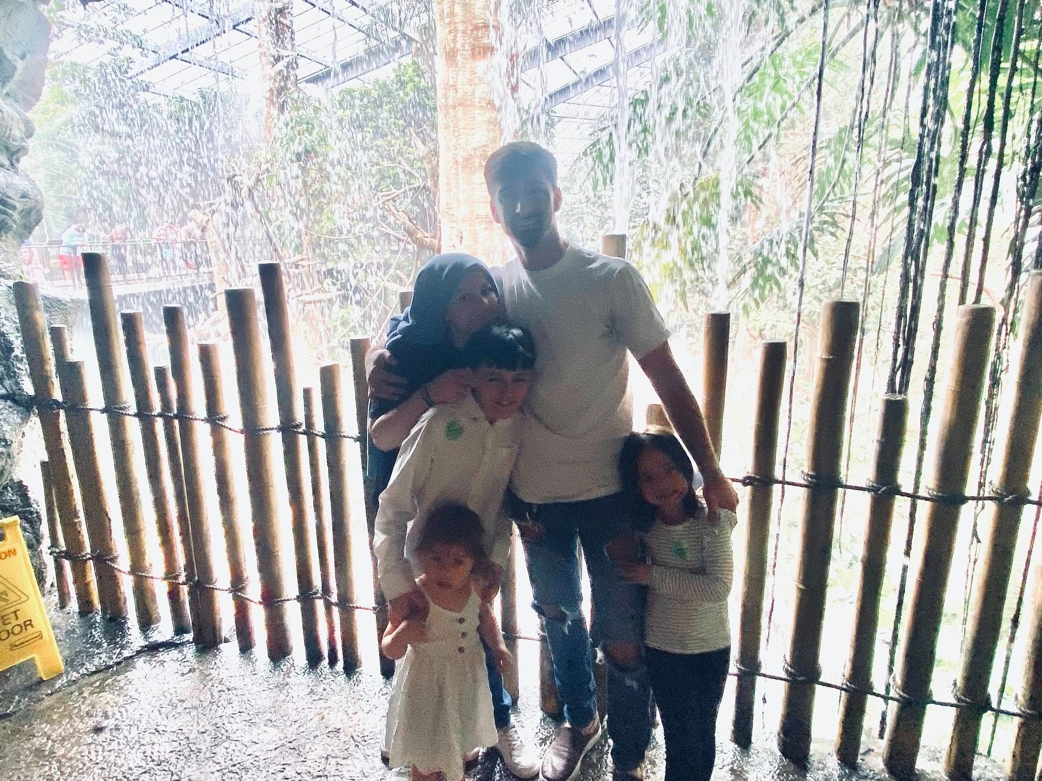 Julies son Dyllan Hettinger, and 4 grandchildren Vanessa Hettinger, Christian Hettinger, Isabella Hettinger and Dyllan Rae Hettinger. 