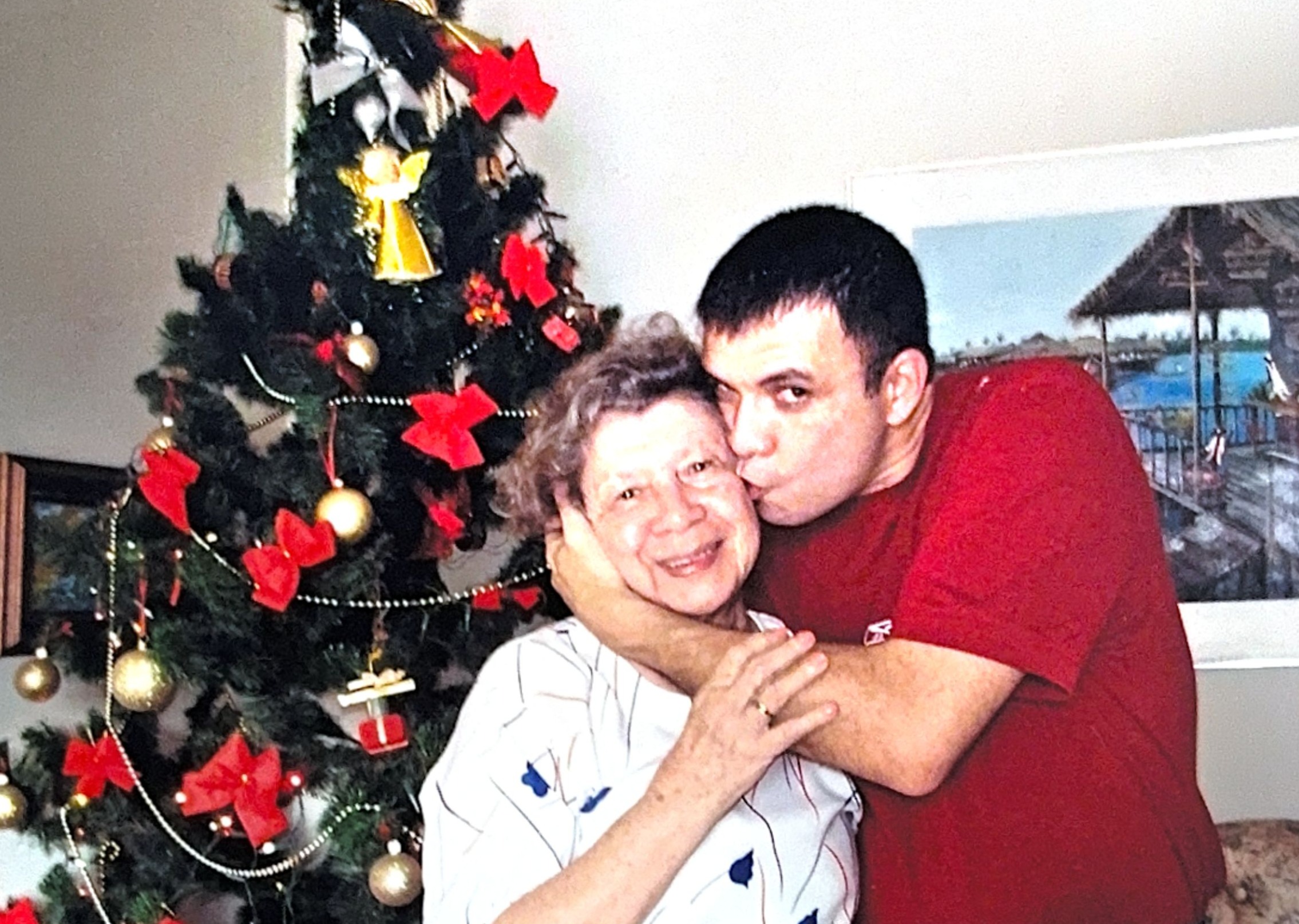 ENG: Mozart and his mom Sulica during Christmas 2006. He was always very loving and affection towards his mom. POR: Mozart e sua mãe Sulica no Natal de 2006. Ele sempre foi muito carinhoso e afetuoso com ela.