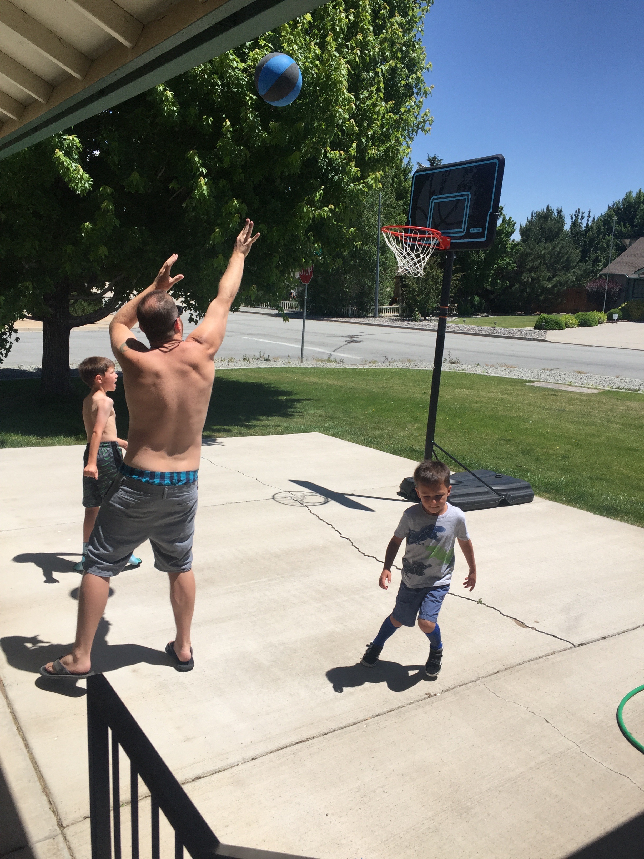 Shooting hoops with Ray and Bodhi. Matt was just a big kid ☺️
