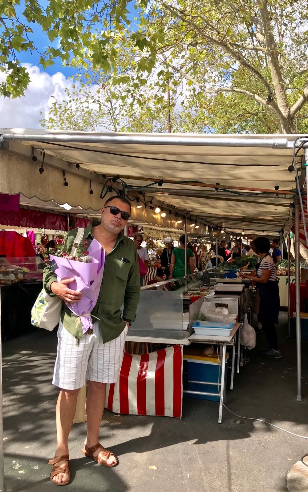 ENG: He hated shopping... and he hated the market! Mãe still made him stop there once in a while. POR: Ele odiava fazer compras... e odiava ir à feira! Mesmo assim, a Mãe ainda o fazia parar lá de vez em quando.