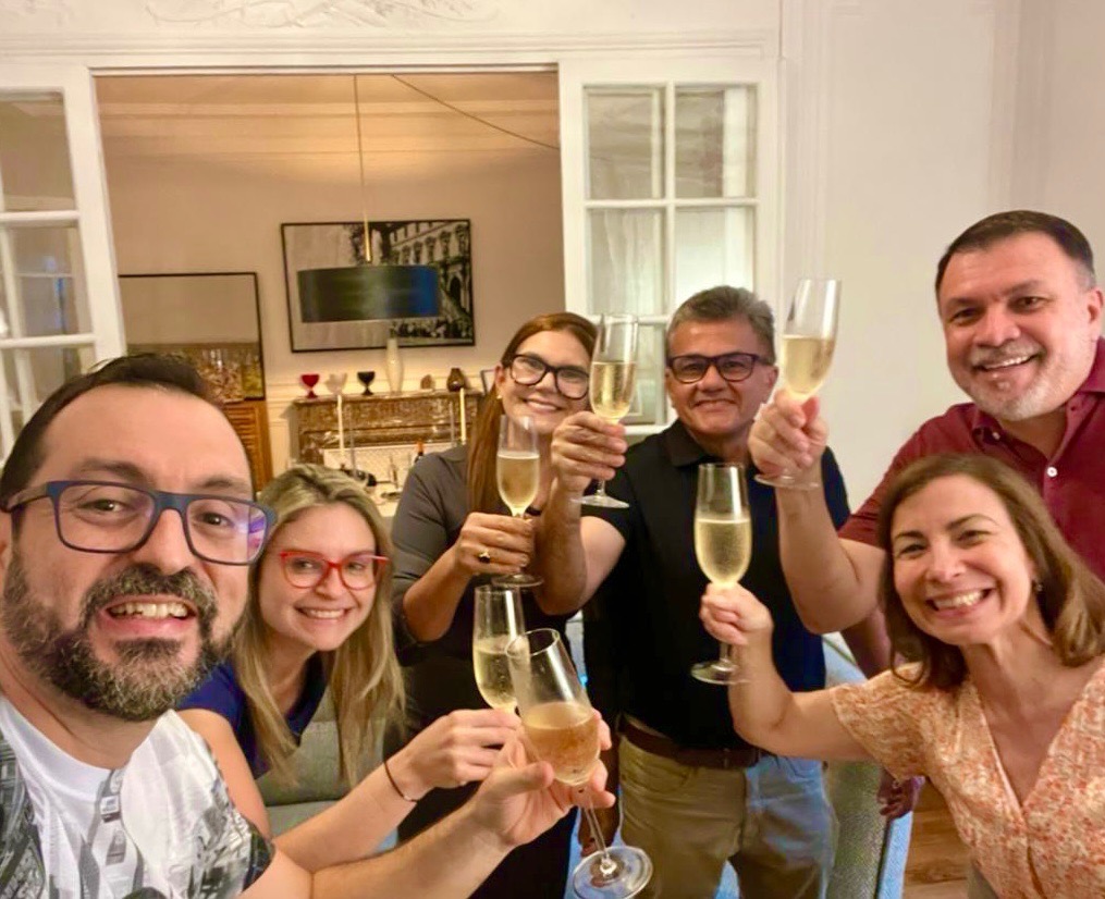 What a happy day! Cheers...
At the Menezes'house. France 2022.