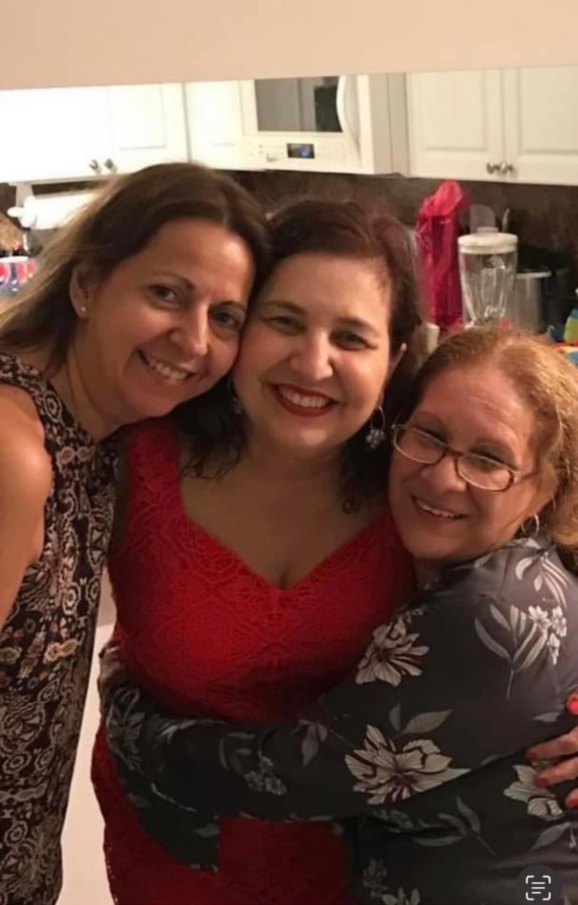 Nuestra querida amiguis, cuántos bellos recuerdos quedan guardados en nuestros corazones. Gracias por compartir esa alegría que te caracterizaba y por hacer de cada momento algo muy especial. Te queremos montones