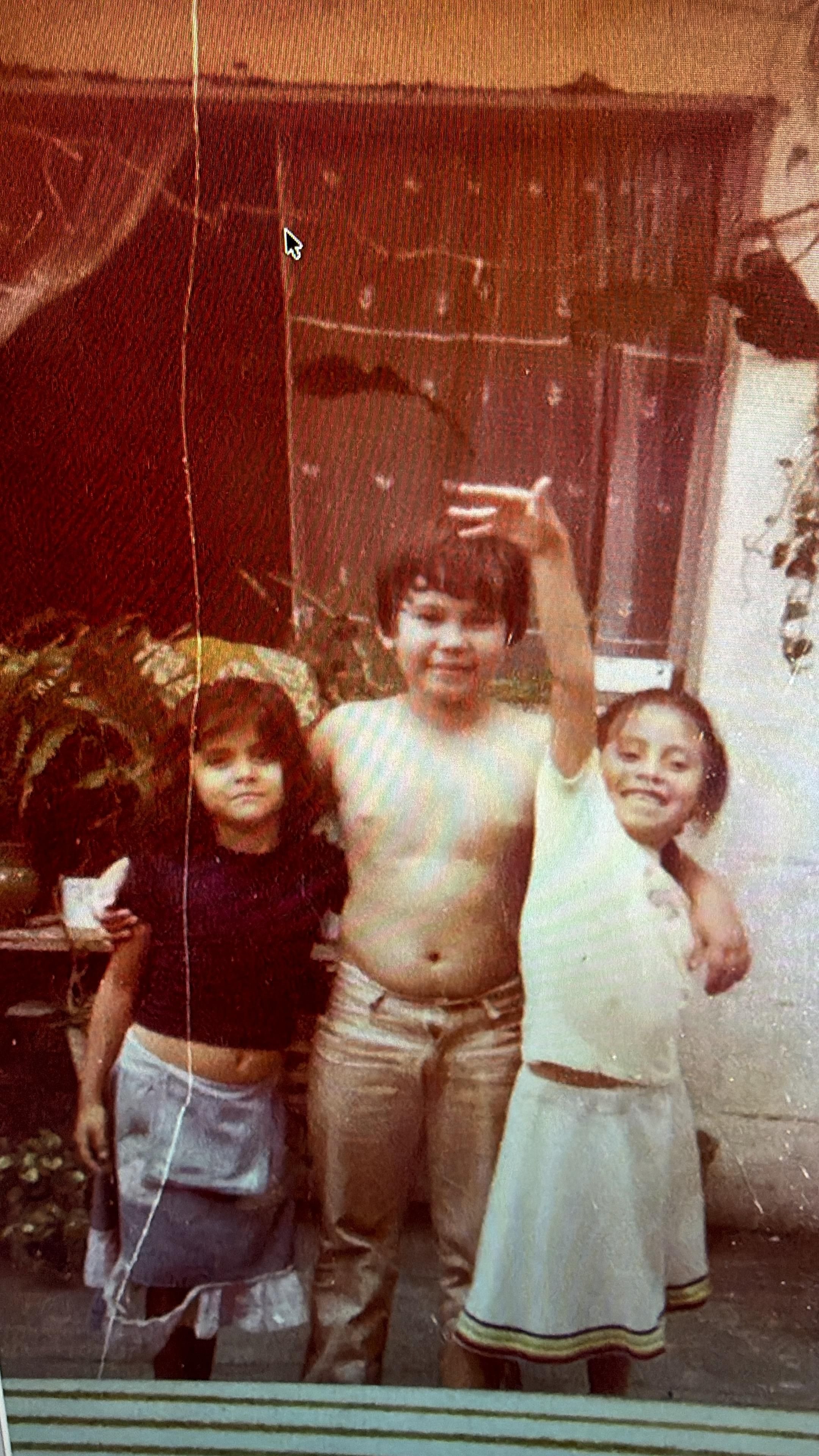 La mas pequeña ..soy yo su Tía menor con Kikito y Caro mis sobrinos mayores...así crecimos los 3 como hermanos ... fuimos al colegio juntos, nos dio paperas y lechina a la vez a los 3, muchass vacaciones juntos.. compartimos juegos, risas , complicidades de niños y otras mas de adolescentes ... para el no fui su Tía Lela..fui Lelucha ...la cuasi hermana ... gracias Kikito..por ser y estar en nuestras vidas.. hoy como tía te Bendigo... es solo un hasta luego amor.. 💔😔🙏