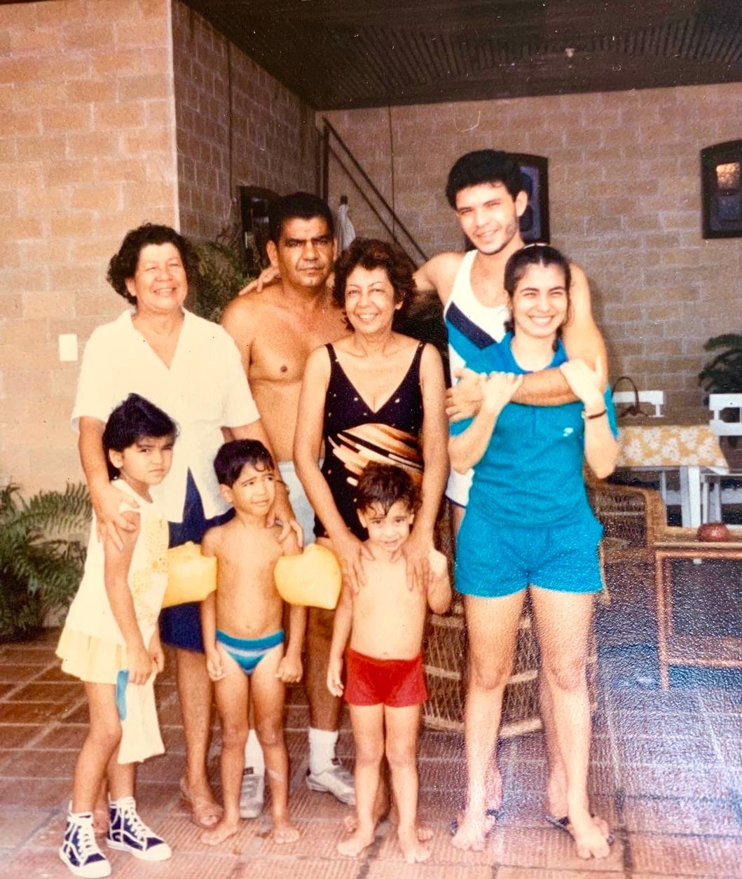 This photo marks a time of affection and love in Mozart’s family.
Photo: Mozart's mother, Mozart's uncle (Flavio), Mozart's aunt (Sonia), Mozart, Rosy, and two nieces and a nephew of Mozart.
Essa foto marca um tempo de muito carinho e amor na familia do Mozart.
Foto: mãe do Mozart , tio do Mozart(Flavio), tia do Mozart(tia Sonia), Mozart,Rosy, e duas sobrinhas(Simone e Gabriela) e um sobrinho(Edson) do Mozart.