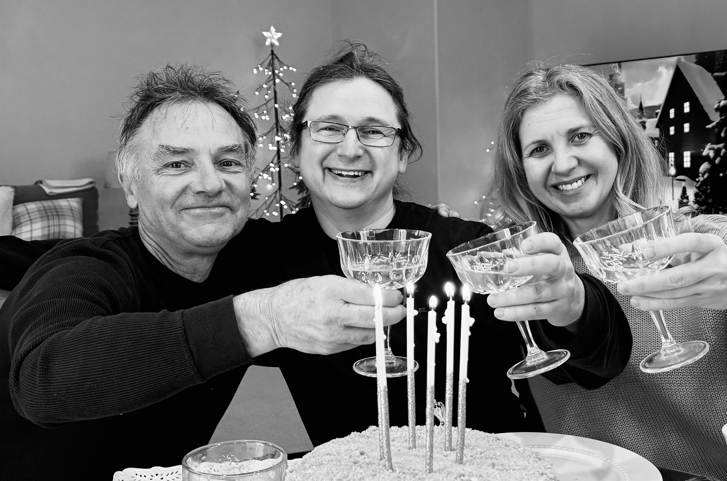 Celebrating Karl’s 64 birthday .
I’m so grateful life brought us together… for the friendship, the support, the creative days, and the moments we shared around the table.
For his kindness. His openness.
Karl was the kind of person you never had to ask.
He was always ready to help, and be there for you.
I will always carry that with me.
