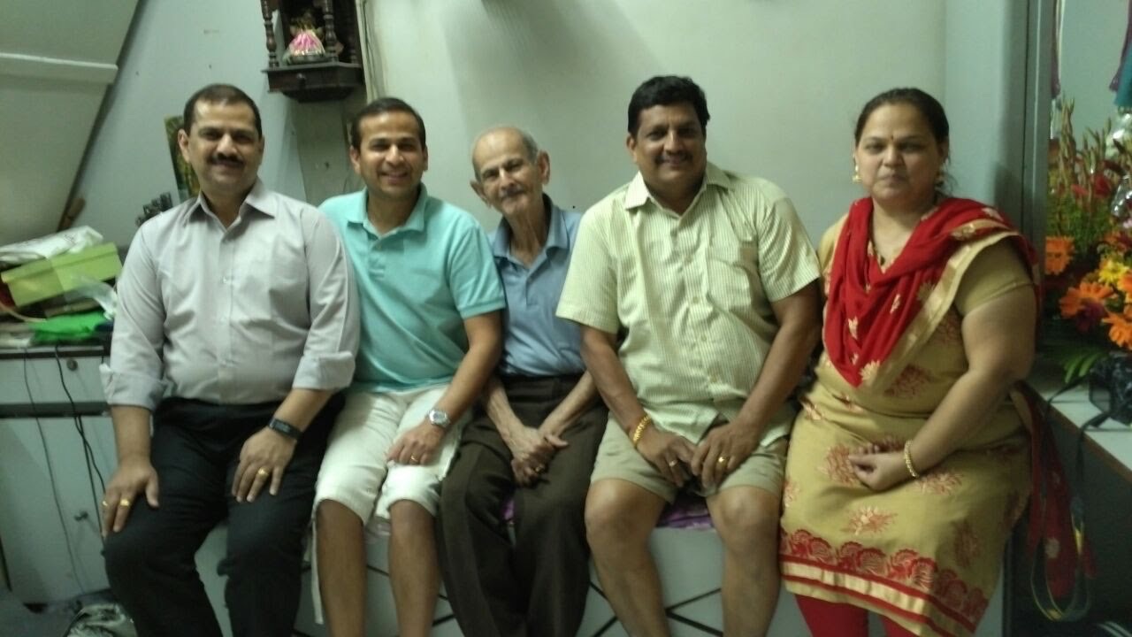 दादा एक आठवण 

ती दादांचे व्यक्तिमत्त्व हे अनेक पैलूंनी सजलेले होते. शांत, सयंमी, प्रसन्न आणि कायम ऊर्जेने भरलेले होते. सर्वांच्या दृष्टीने आदर्श मुलगा, आदर्श नवरा आणि आदर्श वडील पण माझ्या दृष्टीने, सर्वांनाच हवाहवासा वाटेल असा आदर्श मामा होता. ती आई-बाबांना कोणत्याही अडचणीच्या वेळी मामाचाच खंभीर आधार आणि भक्कम पाठींबा होता. 

मामा नेहमी म्हणत असे कि, मुलांना ओरडायचे नाही तर त्यांना समजावून सांगायचे. हे मी स्वतः अनुभवले आहे, मी कॉलेजमधे असताना माझी कॉलेजच्या बॉक्सिंग टीम मध्ये निवड झाली होती. बॉक्सिंगमध्ये भाग घेण्याला बाबांची संमती होती पण आईचा विरोध होता. एके दिवशी प्रॅक्टीस करून मी घरी आलो तेव्हा माझा ओठ सुजला होता ते बघितल्यावर आईने मामाला ही गोष्ट सांगितली व मला दम देण्यास सांगितलं. मामाने मला भेटायला बोलावले आणि मी भेटताच मला फक्त विचारले की तुला दुसरा खेळ मिळाला नाही का? या एका वाक्यात मी समजलो मामाला काय म्हणायचे आहे ते. कुठल्याही प्रकारचा राग नाही की मोठा आवाज नाही पण योग्य परिणाम असा की मी दुसऱ्याच दिवसापासून प्रॅक्टीसला जाणे बंद केले.

मामानं कधीही देवधर्माला किंवा कर्मकांडाला अवास्तव महत्व दिले नाही परंतु दर गुरुवारी न चुकता घरातील श्री दत्तगुरुंना हार व प्रसाद आणि दररोज रामाचे दर्शन घेण्याचे घेण्याचे कधीही सोडले नाही. साधी राहणी आणि अतिशय उच्च विचारसरणी ही मामाची खासियत होती.

स्वकष्टाने मिळवलेल्या श्रीमंतीचा कधीच बडेजाव केला नाही उलट गरजूनां कायम मदतच केली त्यामुळेच तो सर्वाना आपलाच वाटे.

ती आजी, आई-बाबांच्या नंतर मामाचाच मला मानसिक आधार होता. मामाकडे सर्व समस्यांचे निराकारण होत असे मग त्या मानसिक असोत वा आर्थिक. त्याने दिलेला सल्ला हा नेहमी आपुलकीने व सर्वांगीण विचार करूनच दिलेला असायचा त्यामुळे सर्वच समस्यांवर तोडगा निघे.

मामाबद्दल लिहीन तेवढे थोडेच आहे. सर्वगुण संपन्न मामाचा एखादा सद्गुण थोडाफार जरी अंगीकारता आला तर तीच खरी श्रद्धांजली होईल.