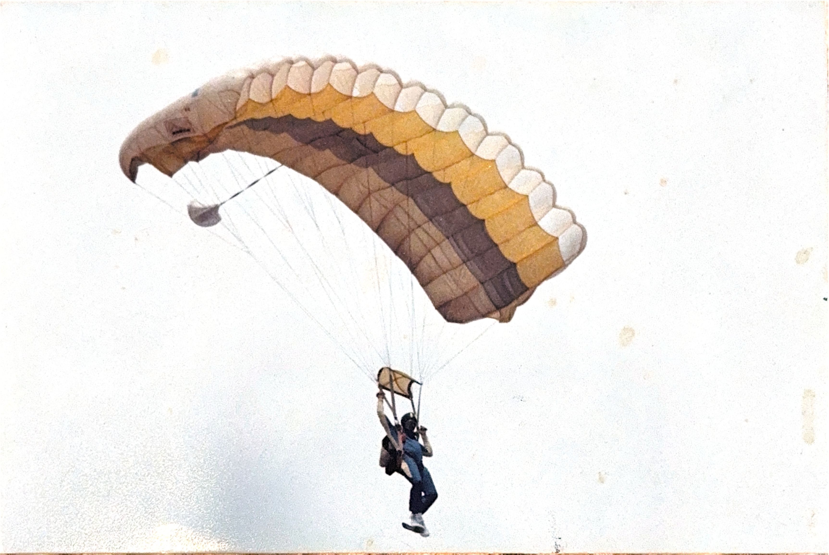 ENG: Mozart performing one of his favorite hobbies: skydiving. POR: Mozart praticando um dos seus hobbies favoritos: paraquedismo.