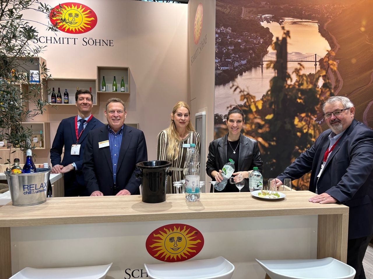 Stand crew Schmitt Söhne ProWein 2025
Thomas, Martin, Melanie, Juliane and Peter. We will miss you very much this year ....